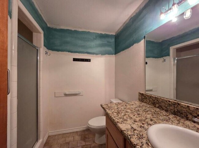 Building Photo - FOR LEASE!!