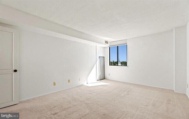 Building Photo - 118 Monroe St