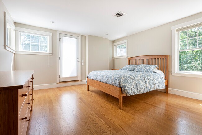 Building Photo - 2 Oak Knoll Rd