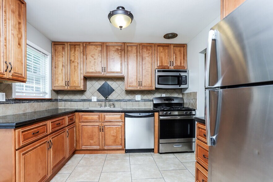 Building Photo - 810 Babler Dr