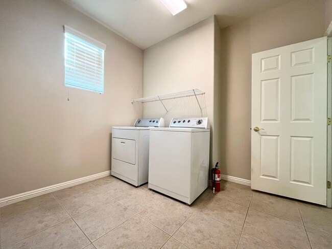 Building Photo - Age restricted 55+.charming one-story single-family house