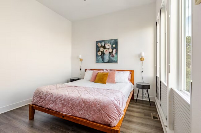 Building Photo - 2824 W Parkside Pl