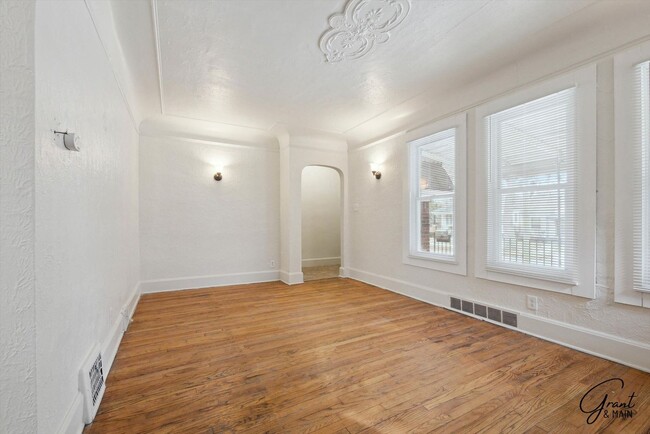 Building Photo - 3 bedroom $1450