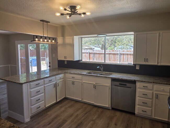 Building Photo - Charming 3-Bedroom Home on Spacious Lot Ne...