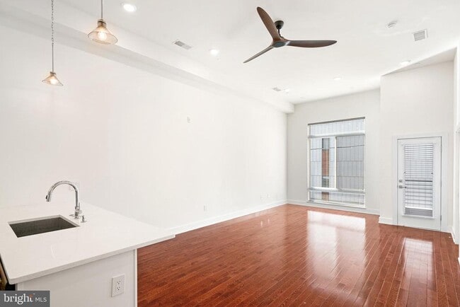 Building Photo - 1115 N American St