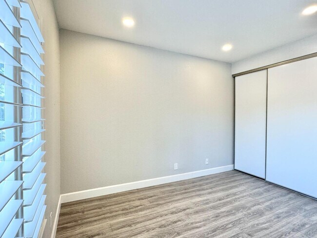 Building Photo - 1856 Tradan Dr