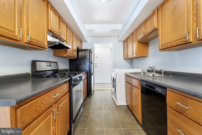 Building Photo - 10239 Prince Pl