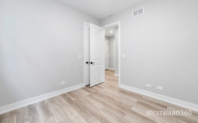 Building Photo - 4029 S Calumet Ave