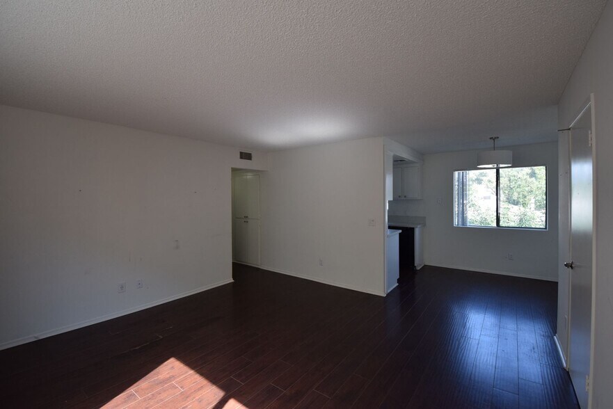 Building Photo - 12338 Oxnard St