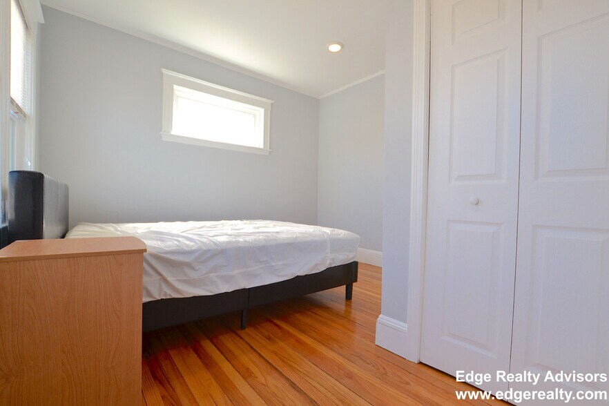 Building Photo - 68 S Crescent Circuit Cres