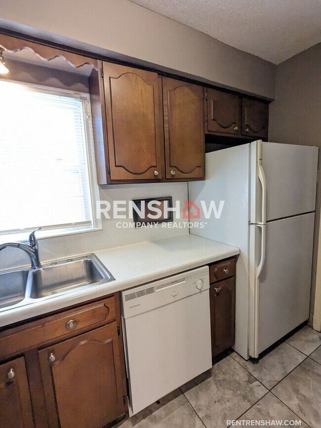 Building Photo - Convenient, 3/2 Home In East Memphis Now A...