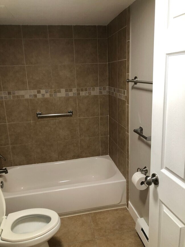 Building Photo - Remodeled 2 Bed 1 Bath Unit Near Children’s Hospital!