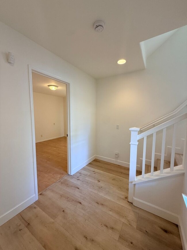 Building Photo - Beautiful Tri-Level Home in Prestigious Oa...