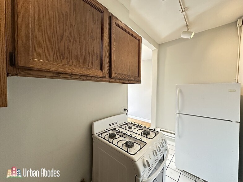 Building Photo - 515 W Melrose St