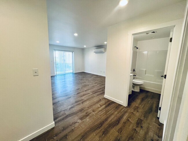 Building Photo - Almost new 3 bedroom, 3 bath Townhome