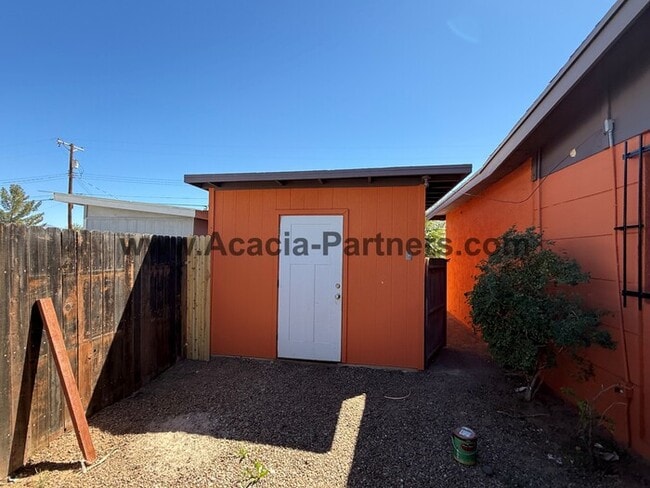 Building Photo - Three Bedroom Home