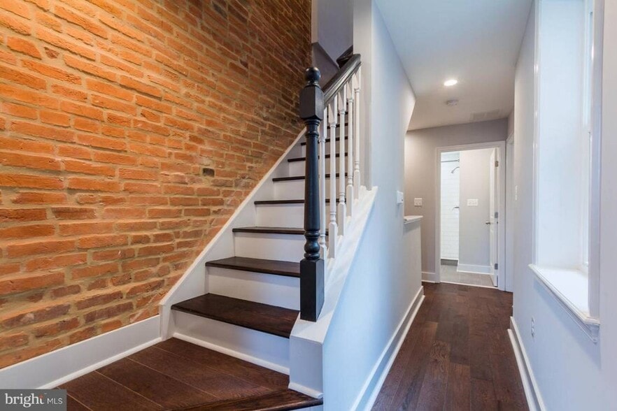 Building Photo - 9 E Fort Ave