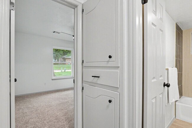 Building Photo - Adorable in Central Edmond