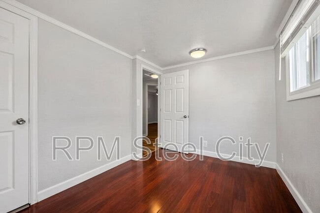 Building Photo - 903 W 15th St