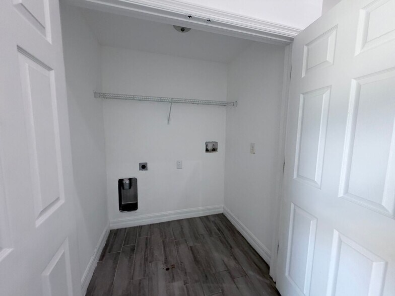 Building Photo - First Month's FREE !!! 2/2 plus Bonus Room