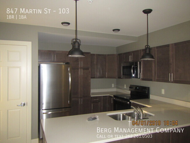 Building Photo - 847 Martin St