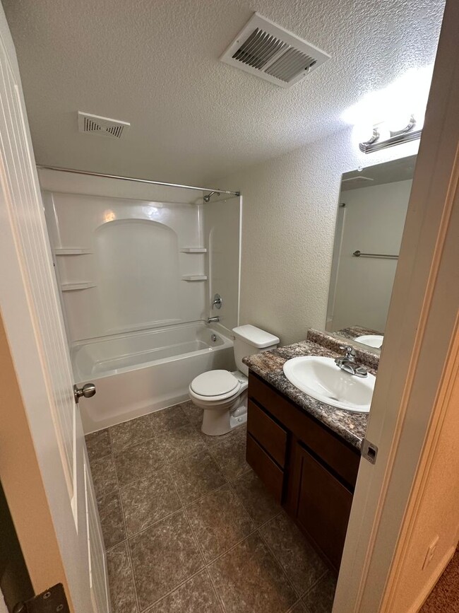 Building Photo - 4 BEDROOM, 3.5 BATHROOM, SADDLE RIDGE TWIN...