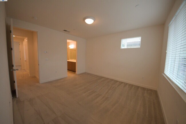 Building Photo - 5530 Esprit Way