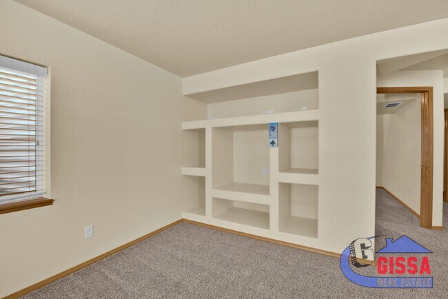 Building Photo - Beautiful home with 4 BR, 3.5 BA, 2 CAR wi...