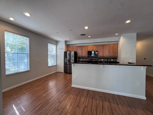 Building Photo - Bright and Inviting 3 bedroom, 2 Bath Condo in Desirable Baldwin Park