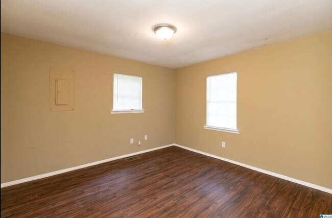 Building Photo - 4/2 Adamsville Home