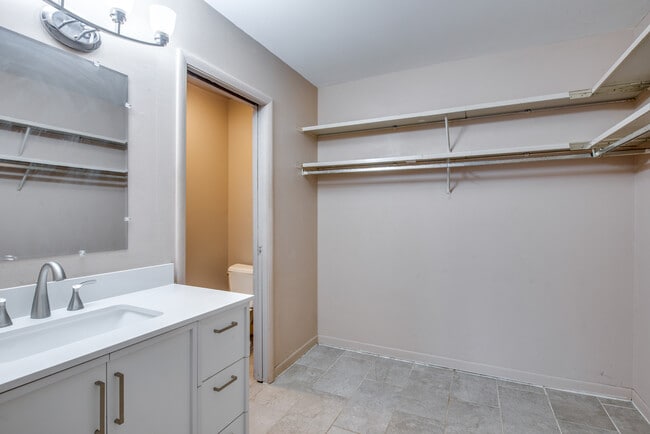 Building Photo - 1049 W Ogden Ave