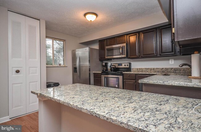 Building Photo - 27 Cross Country Ct