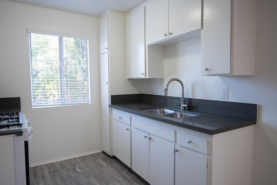 Building Photo - 6954 Woodman Ave