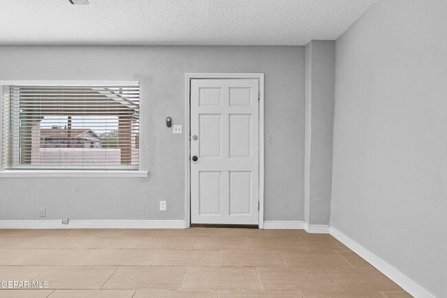 Building Photo - 3225 Fort Blvd