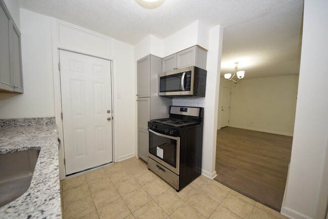Building Photo - MUST SEE Luxury Condo in the heart of Midt...