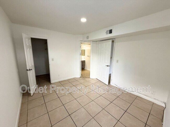 Building Photo - 315 Lakepointe Dr