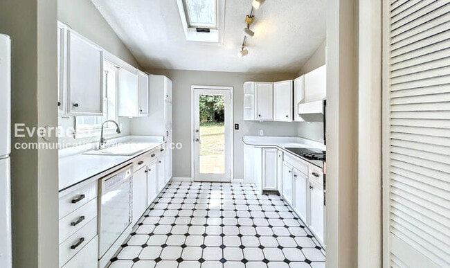 Building Photo - 2-Bedroom Home with Fenced Yard / Pet-Frie...