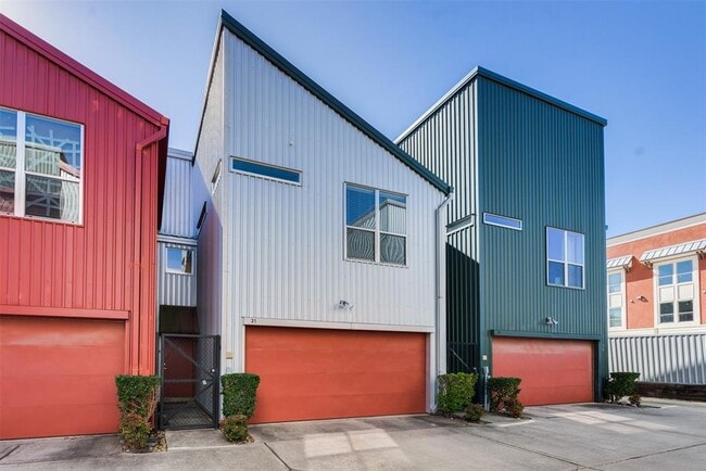 Primary Photo - 21 N Ennis St