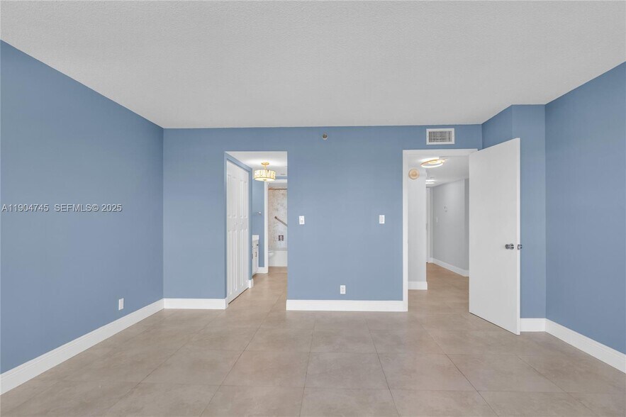 Building Photo - 3200 Port Royale Dr N