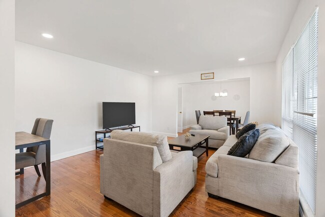 Building Photo - 5382 Kings Park Dr