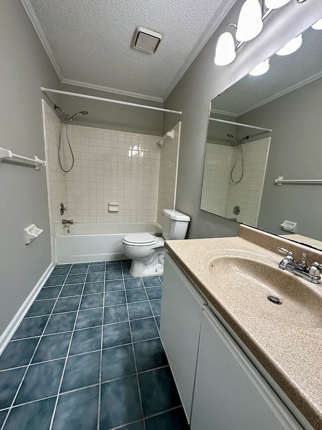 Building Photo - "Two story, 2 bedroom / 2.5 bathroom townhome near Hilaman Golf Course available for August move-...