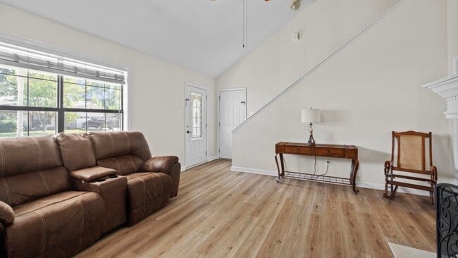 Building Photo - 1017 S Hills Dr