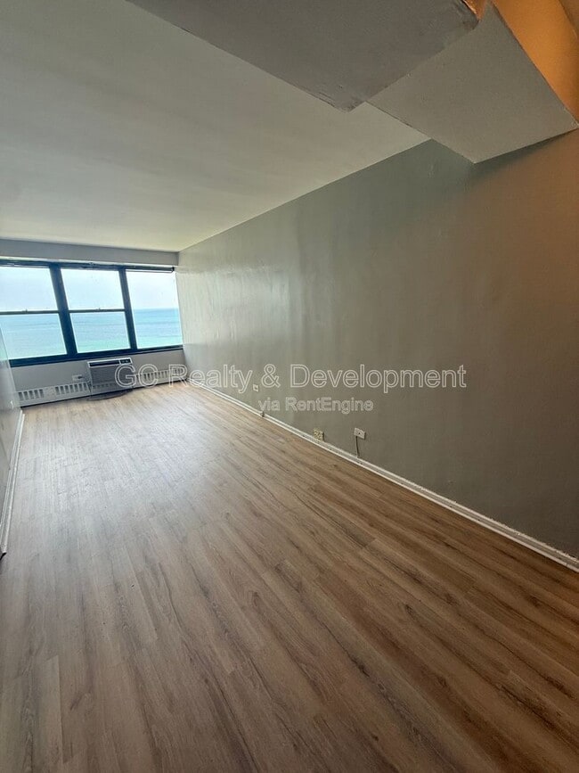 Building Photo - 6030 N Sheridan Rd