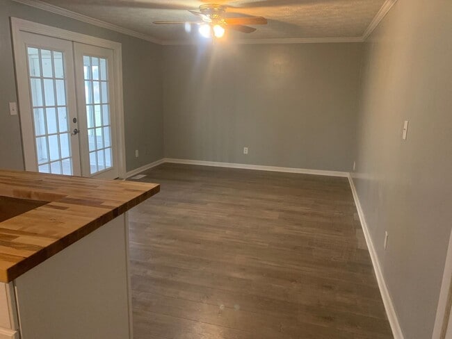 Building Photo - Beautiful, spacious 3 bed 2 bath home in E...