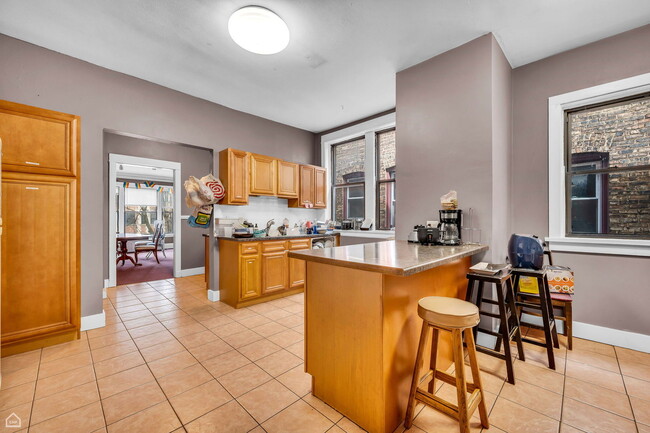 Building Photo - 1347 E Hyde Park Blvd