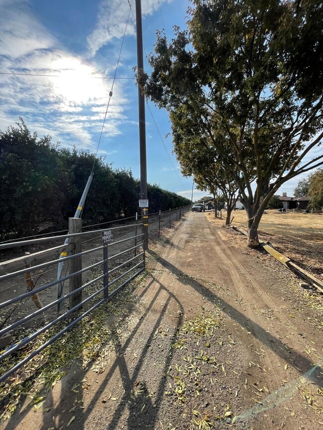 Building Photo - Charming 4-Bedroom Home with Country-Style...