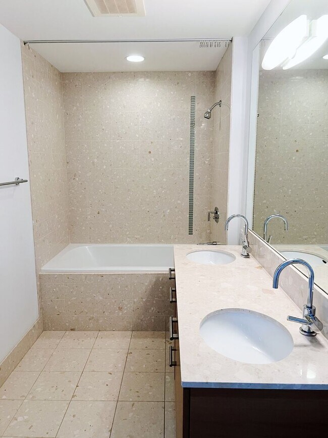 Building Photo - 1244 Square foot, luxury condo in Lakeshor...