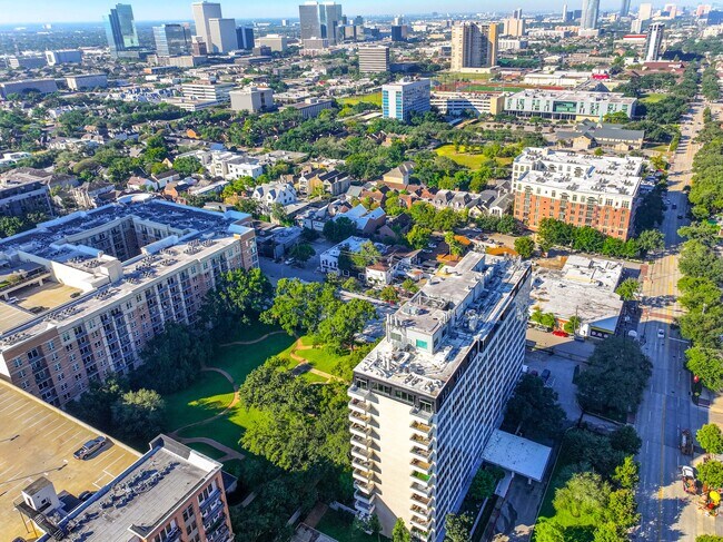 Building Photo - 2701 Westheimer Rd