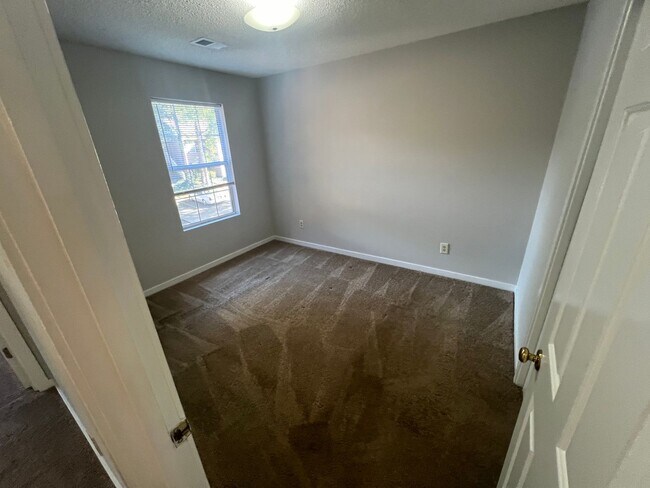 Building Photo - Serene 2-Bed Oasis in North Charleston – Lush Surroundings & Modern Comforts