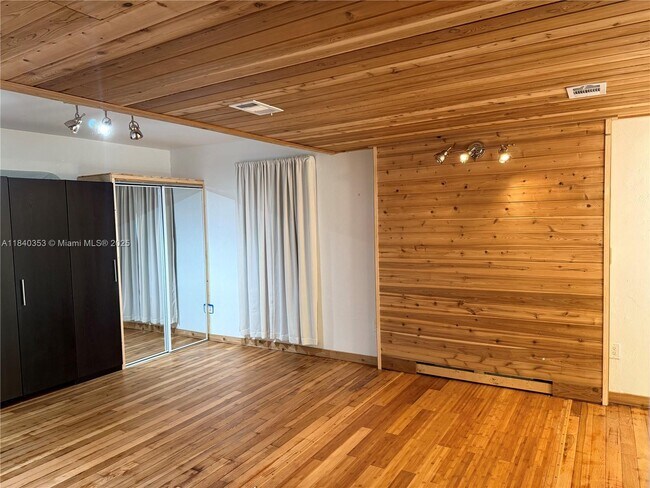Building Photo - 612 SW 11th Ct